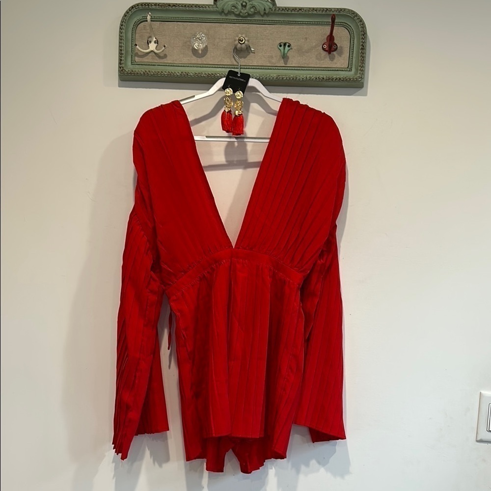 PrettyLittleThing Red V-Neck Pleated romper mini Women's size 6 new